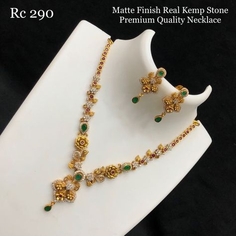 Neckless Gold Jewelry Simple, Short Haram Designs Gold, Gold Necklace Set Simple, Gold Neckles, Short Gold Necklace, Indian Gold Necklace Designs, Simple Necklace Designs, Indian Wedding Jewelry Sets, Delicate Gold Jewelry