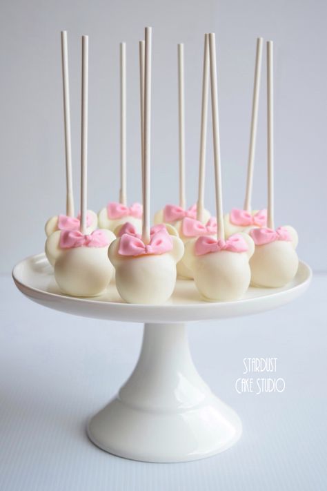 Mini Mouse Cake Pop, Minnie Mouse Dessert Table Ideas, Cake Pops Decoracion, Minnie Mouse Treats Table, Minnie Cake Ideas, Minnie Cake Pops, Baby Shower Food Easy, Disney Cake Pops, Minnie Mouse Cake Pops