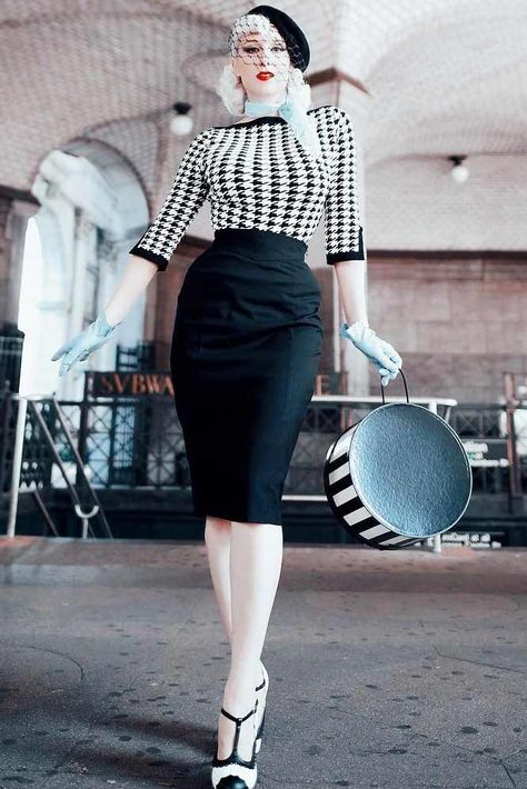 Retro Gloves With Hat Accents For 50s Fashion Outfit #vintagegloves #vintagehat ★ The effect of vintage 50s fashion on modern formal and casual outfits and not only. #50sfashion #vintageoutfits #retrooutfit #vintagestyle #retrostyle #50s #50sstyle Vintage 50s Fashion, Modern Retro Outfits, Mode Pin Up, 50s Womens Fashion, Burlesque Vintage, 50s Outfits, Estilo Pin Up, Fashion 50s, Outfit Retro