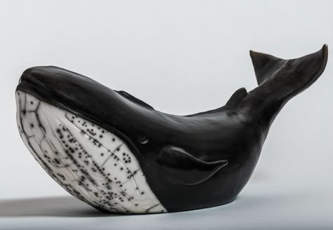 Whale Sculpture, Pottery Animals, Sculptures Céramiques, Raku Ceramics, Pottery Handbuilding, Ceramic Fish, Raku Pottery, Sculpture Metal, Hand Built Pottery