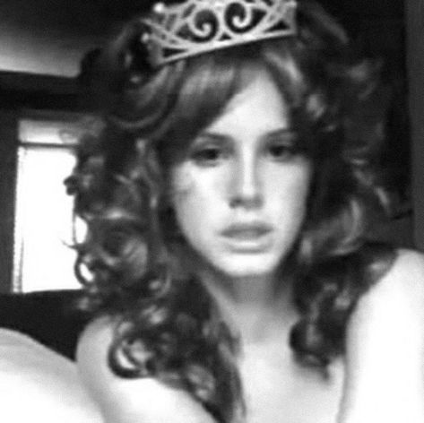 Lana Del Rey Crown, Tiara Hairstyles, Trailer Park, Lana Del Rey, Curly Hair, Tiara, Love Her, Curly Hair Styles, Red