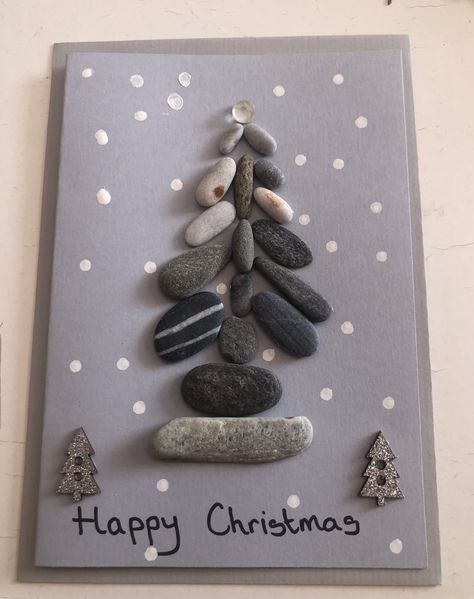 River Rock Crafts Ideas, Holiday Pebble Art, Xmas Pebble Art, Pebble Art Christmas Ornaments, Christmas Pebble Art Ideas, Rock Art Ideas River Stones, Pebble Art Christmas, River Rock Crafts, Rock Crafts Diy