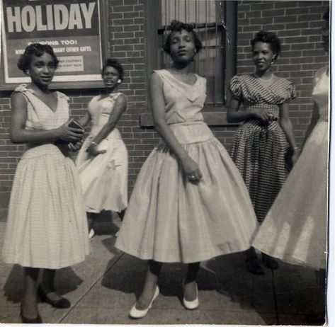 Came across these beautiful 1950’s photos online. Click for more. These 31 Vintage Snapshots of '50s African-American Women in Dresses Are So Beautiful ~ Vintage Everyday Vestidos Color Pastel, 1950s Girls, Idda Van Munster, Women Standing, African American Fashion, Vintage Black Glamour, Look Retro, 50 Style, Vintage Mode