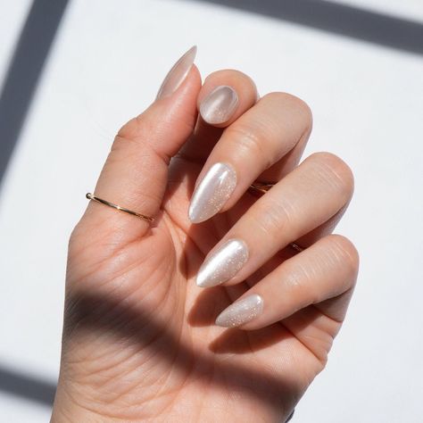 Natural looking reusable gel press on nails without any of the UV damage. Our long lasting nails stay on for over 2 weeks and are waterproof, vegan and 100% cruelty free. Made with flexibility and durability to ensure the best comfort and wear. Champagne Velvet Nails, Wedding Nails Champagne, Nails Hailey Bieber, Best Press On Nails, Polished Nails, Velvet Nails, Short Press On Nails, Formal Nails, Glazed Donut