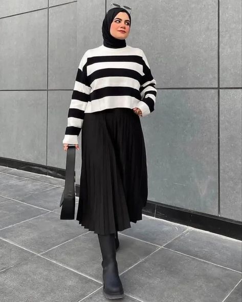 Stripes Outfit Hijab, Sweater Hijab Outfit, Black Skirt Outfit Hijab, Modest Hijabi Outfits Casual, Hijabi Outfits Casual Winter, Hijab Fall Outfits, Dressy Fashion Outfits, Modest Hijabi Outfits, Black Skirt Outfits