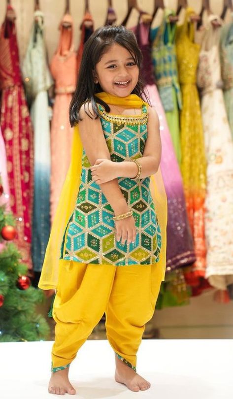 Print Mirror, Frocks For Kids, Kids Ethnic Wear, Pearl Work, Kids Blouse Designs, Kids Frocks Design