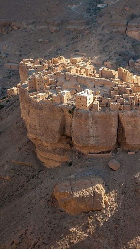 Ancient Buildings, Halong Bay, Ancient Architecture, Ancient Ruins, Yemen, Ancient Cities, Abandoned Places, Places Around The World, Amazing Architecture