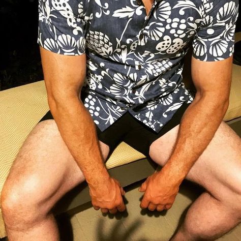 Christopher Pratt, Peter Quill, Short Men Fashion, Chris Pratt, Star Lord, Guardians Of The Galaxy, Jurassic World, Floral Shirt, Patterned Shorts