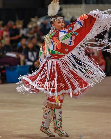 Powwow Dancers, Fancy Shawl Regalia, Fancy Shawl, Native American Dance, Powwow Regalia, Jingle Dress, Native American Regalia, Native American Clothing, Native American Photos