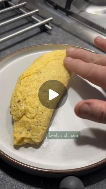 How To Make An Omelette Easy, How To Make Omelettes Easy, How To Make A Omelette, How To Make Omelettes, How To Make An Omelette, Omlet Recipes Easy, Tuna Omelette, Egg Omelette Recipe, Perfect Omelette