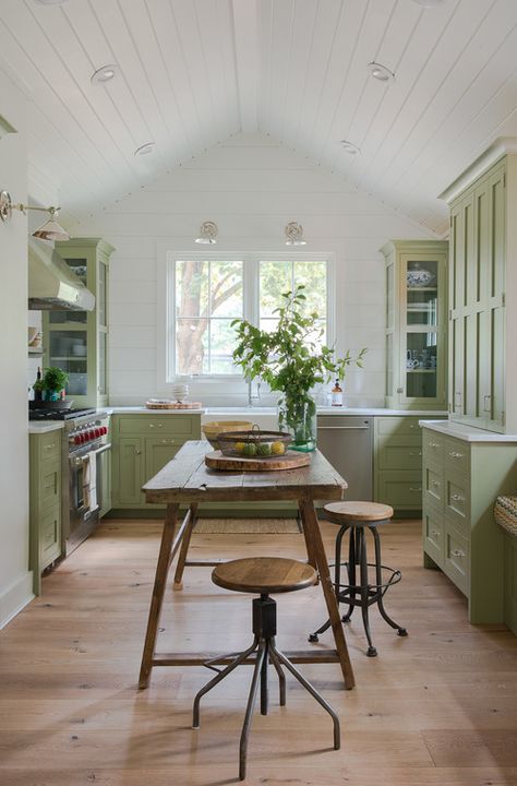 Farmhouse Kitchen with Light Green Cabinets and Shiplap Walls Modern Cottage Kitchen, Casa Feng Shui, Green Kitchen Cabinets, Farmhouse Kitchen Cabinets, Kitchen Colour Schemes, Cottage Kitchens, Green Cabinets, Kitchen Cabinet Colors, Cottage Kitchen