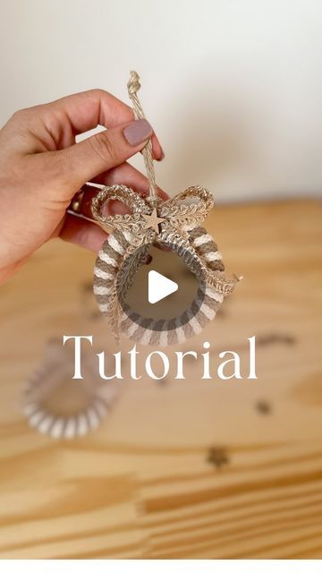 Macrame Christmas Crafts Diy, Christmas Decor Macrame, Macrame Candy Cane Tutorial, Macrame Christmas Decorations Tutorial, Macrame Christmas Decorations Diy, Unique Macrame Ideas, Macrame Christmas Decorations, Christmas Gift Wrapping Diy, Christmas Decorations Diy Crafts