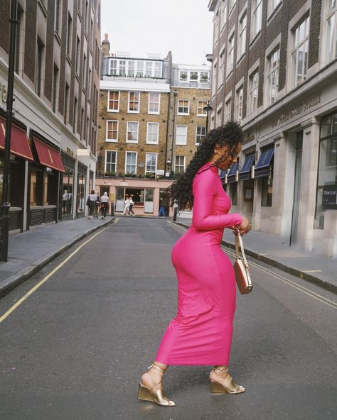 i love you so much London!!! | Instagram Pink Dress With Heels, Tight Pink Dress, Dress With Heels, Pretty Wings, Chloe Bailey, Chloe X Halle, Halle Bailey, Black Celebrities, Gold Heels