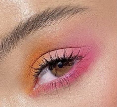 Red Orange Pink Eyeshadow, Eyeshadow Inspiration Simple, Pink Summer Makeup Looks, Orange Pink Makeup Looks, Cute Bold Makeup Looks, Neon Orange Eyeshadow Looks, Bright Eyeshadow Looks Simple, Simple Bright Makeup, Pink Tones Makeup