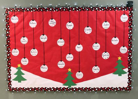 Christmas board Christmas Decorations Board School, Christmas Notice Board Ideas, English Preschool, Glitter Paper Crafts, School Doors, Christmas Board, Notice Board, Class Decoration, Door Decoration