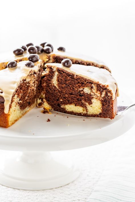 Marbled Irish Cream Breakfast Cake has a soft, tender crumb and layers and layers of flavor from the coffee extract and luscious Irish cream! #Irishcream #breakfastcake #coffeecake #mochacake #irishcreamcake #irishcreambreakfastcake #cake #easycake #brunchcake Baileys Dessert, Irish Cream Cake, Irish Coffee Recipe, Homemade Irish Cream, Chocolate Covered Coffee Beans, Chocolate Covered Espresso Beans, Brunch Cake, Cinnamon Breakfast, Blueberry Breakfast Cake