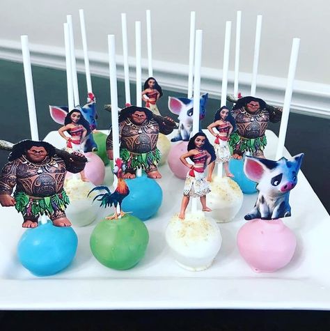 Moana cake pops Moana Themed Desserts, Moana Cake Pops, Moana Candy Apples, Moana Themed Cake Pops, Moana Macarons, Moana Marshmallow Pops, Moana Cupcake, Moana Birthday Decorations, Moana Cake