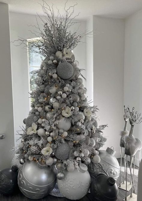 Bloxburg Christmas, Christmas Cosy, Silver Christmas Tree Decorations, Decorated Living Room, Grey Christmas Tree, Christmas Curtains, Living Room Christmas Decor, Blue Christmas Tree Decorations, Black Christmas Decorations