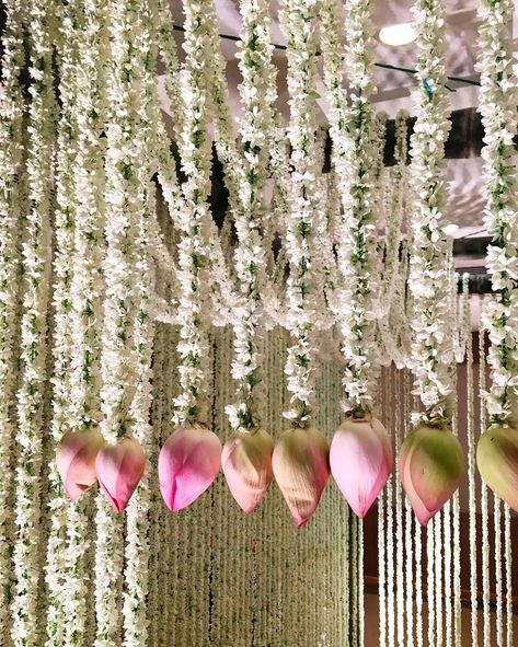 Bridal Backdrops, Wedding Bedroom, Wedding Hall Decorations, Flower Garland Wedding, Kerala Wedding, Wedding Entrance Decor, Wedding Decorations On A Budget, Mandap Decor, Desi Wedding Decor