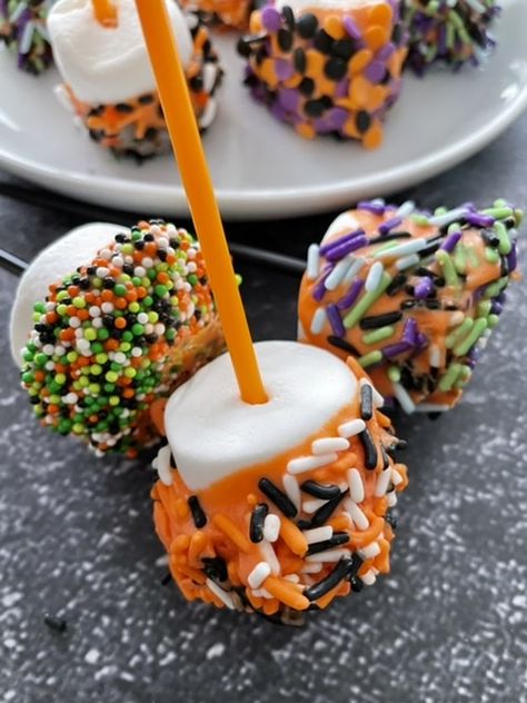 Halloween Marshmallow Pops are super simple to make and are a fun treat kids love to eat! Marshmallow Pops Halloween, Marshmallow Halloween, Halloween Treats To Make, Halloween Deserts, Candy Corn Cookies, Halloween Snacks For Kids, Fun Halloween Treats, Halloween Treats For Kids, Marshmallow Treats