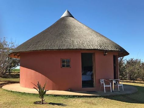 Grass Thatched Houses, African Hut, Round House Plans, Earth Sheltered Homes, Silo House, Hut House, Round Building, African House, Thatched House