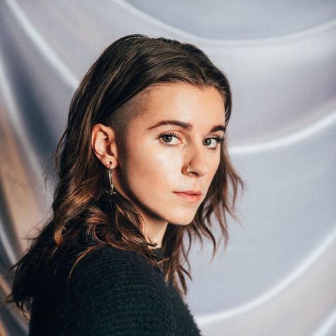 LYNN GVNN (@lynngvnn) on Instagram: "America’s next top bottle 🍼" Pvris Lynn, Girl Almighty, Pvris, Bass Guitarist, Magazine Website, Music Magazine, Synth Pop, Black Veil, Music Lover