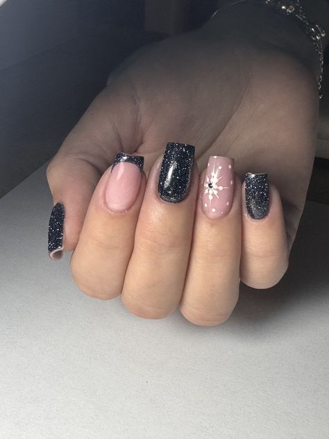 Idée ongle de Noel #ongles #sunconcept #noel #christmas #flocon #magiedenoel #noir #nails #french #paillette #marseille French Noir, Nails French, Noel Christmas, Nails, Christmas, Marseille