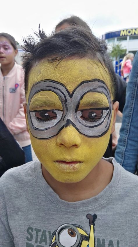 Minion Bob Minion Costume, Gru Makeup, Minions Makeup, Funny Face Paint Ideas, Minions Outfit, Minion Makeup, Silly Makeup, Minion Face Paint, Mermaid Makeup Halloween