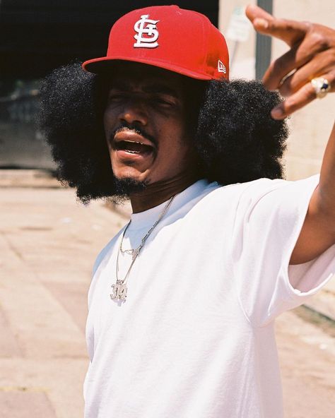 Afro With Hat, Smino Rapper, Black Men Hair Colour, New Era Outfit, 00’s Fashion, Group Photoshoot, Rapper Outfits, Inspiration Painting, Hairstyles Men