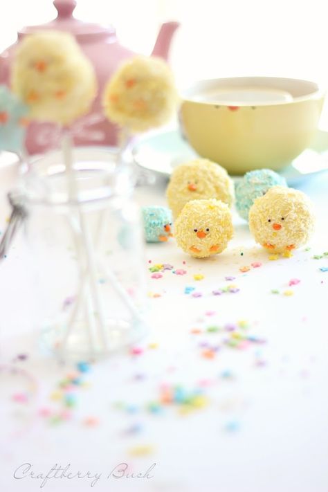 *Rice Krispies Easter chick pops Easter Charcuterie, Easter Cake Pops, Easter Sweets, Slow Cooker Desserts, Cake Pop Recipe, Easter Goodies, Diy Ostern, Pound Cakes, Easter Chick