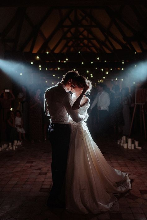 Piste de danse mariage Wedding Dance Photography, Wedding Dance Pictures, Wedding Dance Aesthetic, Danse Couple, Wedding Party Dance, Couple Dancing Aesthetic, Couples Dancing, Dance Couple, First Dance Photos