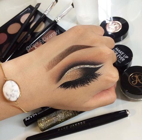 Makeup On Hand, Eye Makeup On Hand, Hand Makeup, Makijaż Smokey Eye, Eye Makeup Art, Kiss Makeup, Makeup Goals, Eye Make, Glam Makeup