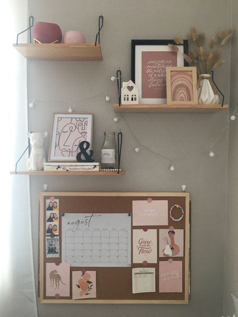 Desk Notice Board, Office Desk Bulletin Board Ideas, Organized Bulletin Board, Corkboard Office Ideas, Cute Cork Board Ideas Offices, Cork Board For Office, Bulletin Board Ideas For Home Office, Dorm Room Cork Board, Pin Board Ideas Room Decor Aesthetic