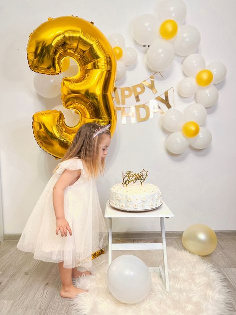 2nd Birthday Home Decor, Girls Birthday Decoration Ideas At Home, 2nd Birthday Decoration Ideas At Home, Baby Girl Birthday Decoration Ideas, Birthday Decor Simple, 3 Yaş Doğum Günü Fikirleri, 3 Birthday Theme, Simple Birthday Backdrop, Birthday Decoration Ideas For Kids