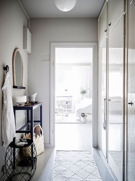 Small, no bigger than 25 m2, and it is beautifully styled! 25 Sqm Condo Interior Design, Grey Floorboards, Swedish Apartment, Condo Interior Design, Condo Interior, Condo Design, Scandi Home, Hallway Ideas Colour, Small Hallways