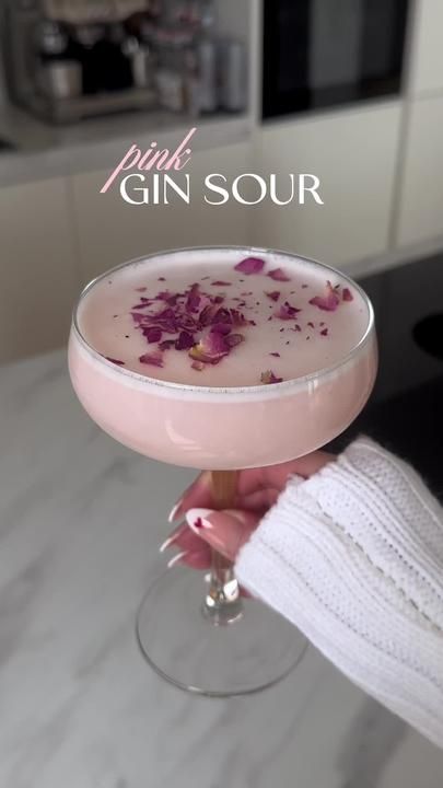 (1)valentines/galentines drink idea: pink gin sour 💕 #gin #ginsour #pink... | TikTok Pink Alcoholic Drinks, Valentines Cocktails Drink Recipes, Galentines Cocktails, Valentine Drinks, Valentine Cocktails, Girly Drinks, Gin Sour, Pretty Alcoholic Drinks, Gin Drinks