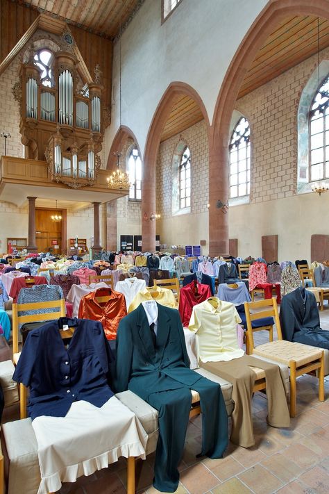 150 Invisible People Installation in a Church – Fubiz Media Daniel Richter, معرض فني, Scenic Design, Sculpture Installation, Stage Design, Conceptual Art, Photography Inspo, Art Plastique, Performance Art