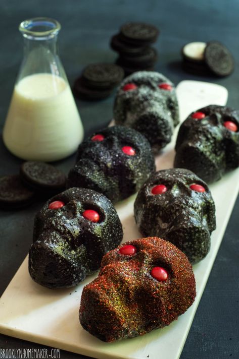 dark chocolate & oreo mini skull cakes – Brooklyn Homemaker Skull Cakes, Spooky Halloween Desserts, Tattoo Skulls, Halloween Deserts, Zombie Cake, Halloween Food Dinner, Halloween Party Appetizers, Halloween Food Appetizers, Skull Cake