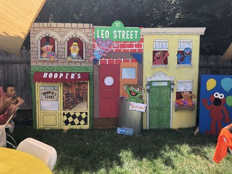 Leo’s Sesame Street 1st Birthday Party | CatchMyParty.com Easy Sesame Street Decorations, Modern Sesame Street Party, Sesame Street Decor, Sesame Street Trunk Or Treat Ideas, Sesame Street Trunk Or Treat, Diy Sesame Street Decorations, Sesame Street Backdrop, Seaseme Street Birthday Party, Sesame Street Decorations