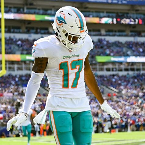 Dolphins Wallpaper, Miami Dolphins Wallpaper, Miami Dolphins Players, Cool Football Pictures, Jaylen Waddle, Athletic Aesthetic, Nfl Football Pictures, Miami Dolphins Football, Nfl Football Players