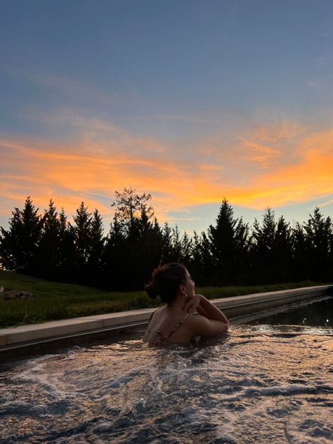 Hot Springs Picture Ideas, Hot Spring Aesthetic, Hot Tub Poses, Hot Springs Aesthetic, Aesthetic Hot Tub, Hot Tub Photoshoot Ideas, Hot Tub Pics, Hot Tub Aesthetic, Hot Tub Pictures Poses