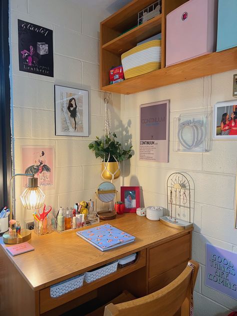 Anthropologie Dorm, Cute Dorm Desk, Dorm Desk Aesthetic, Dorm Wall Collage, Colorful Dorm Room Ideas, College Desk Organization, Eclectic Dorm Room, Dorm Room Inspiration College, Dorm Desk Ideas