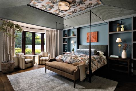 On the primary bedroom ceiling of this contemporary Arizona home, a textured Holly Hunt wallcovering frames a Casamance botanical print. Grey Green Bedrooms, Santa Barbara Style Interiors, Arizona Bedroom, Santa Barbara Style Homes, North Carolina Style, Highlands North Carolina, Santa Barbara Style, Bed Images, Wallpaper Interior