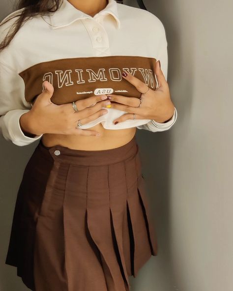 h&m skirt and sweatshirt Brown Tennis Skirt Outfit, Brown Tennis Skirt, Brown Tennis, Year Aesthetic, Tennis Skirt Outfit, Cute Aesthetic, Tennis Skirt, Crop Sweatshirt, Crop Shirt