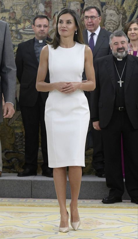 Classy White Dresses Elegant, Silk Bodycon Dress, Queen Letizia Style, Business Dress Women, Fitted Bodycon Dress, Corporate Dress, Work Dresses For Women, Letizia Of Spain, Classy Work Outfits