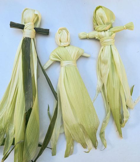 DIY: Corn Husk Dolls - Dominion Post Tulgey Woods, Diy Corn Husk, Corn Dollies, Primitive Fall Crafts, Corn Husk Wreath, Corn Husk Crafts, Corn Dolly, Corn Husk Dolls, Fall Ornaments