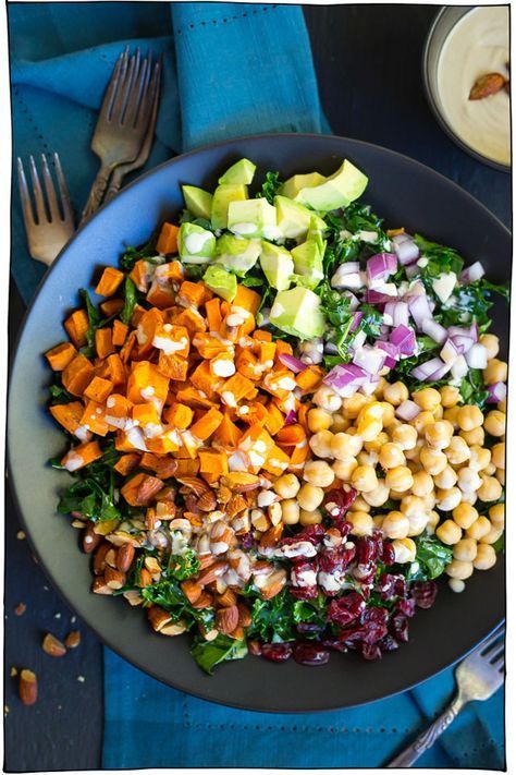 Kale Power Salad, Lunch Bowl Recipe, Tahini Dressing Recipe, Chopped Kale, Power Salad, Lunch Healthy, Lemon Tahini Dressing, Clean Eating Lunch, Diner Recept