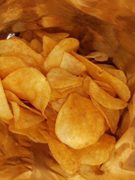 snacks chips Bag Of Chips Aesthetic, Crisps Aesthetic, Aesthetic Chips, Chips Aesthetic, Barbecue Chips, Tyler Core, Bbq Chips, Chips Snacks, Lays Chips