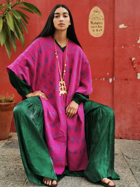 El huipil: Qué es, cómo usarlo y el origen de una prenda muy mexicana | Vogue Frida Kahlo Style, Mexican Fashion, Winter Typ, Mexican Style, Mode Inspiration, Ethnic Fashion, Look Cool, Look Fashion, Fashion Inspo Outfits