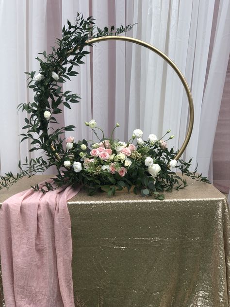 Round floral ring hoop centerpieces with flowers. mini moon gate arch. flower trend floral hoop decoration. Moon Gate, Wedding Hoop, Wedding Chandelier, Shower Cards, Prettiest Bouquet, Green Garland, Greenery Garland, Floral Hoops, Beautiful Centerpieces